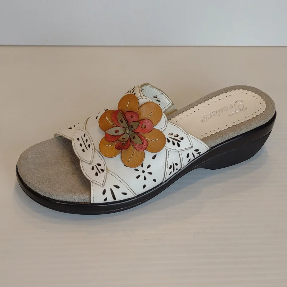 Trotters White Leather Cutout OpenToe Wedge Platform Slide Leather Flower Narrow